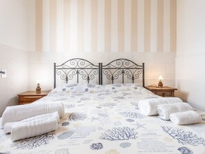 2 chambres, lit parapluie, draps fournis
