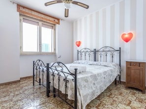 2 Schlafzimmer, Reisekinderbett, Bettwäsche