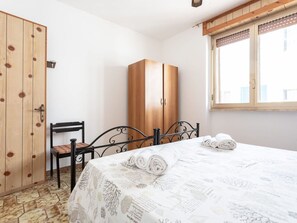 2 habitaciones, cuna de viaje y ropa de cama 