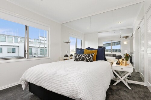 Luxury sea View apartment GREAT LOCATION VIADUCT Auckland