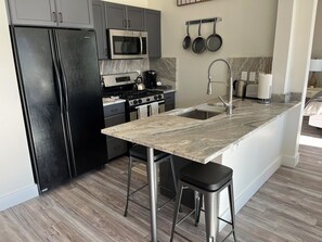 Køleskab, mikrobølgeovn, ovn, kogeplade