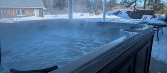 Fully-equipped riverside cottage with jacuzzi.