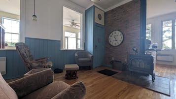 Smart-TV, Kamin, Videospiele, Stereoanlage