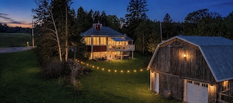 Fully-equipped riverside cottage with jacuzzi.
