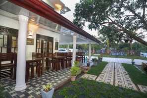 Outdoor dining - Yala Elegant Hotel (Tissamaharama)