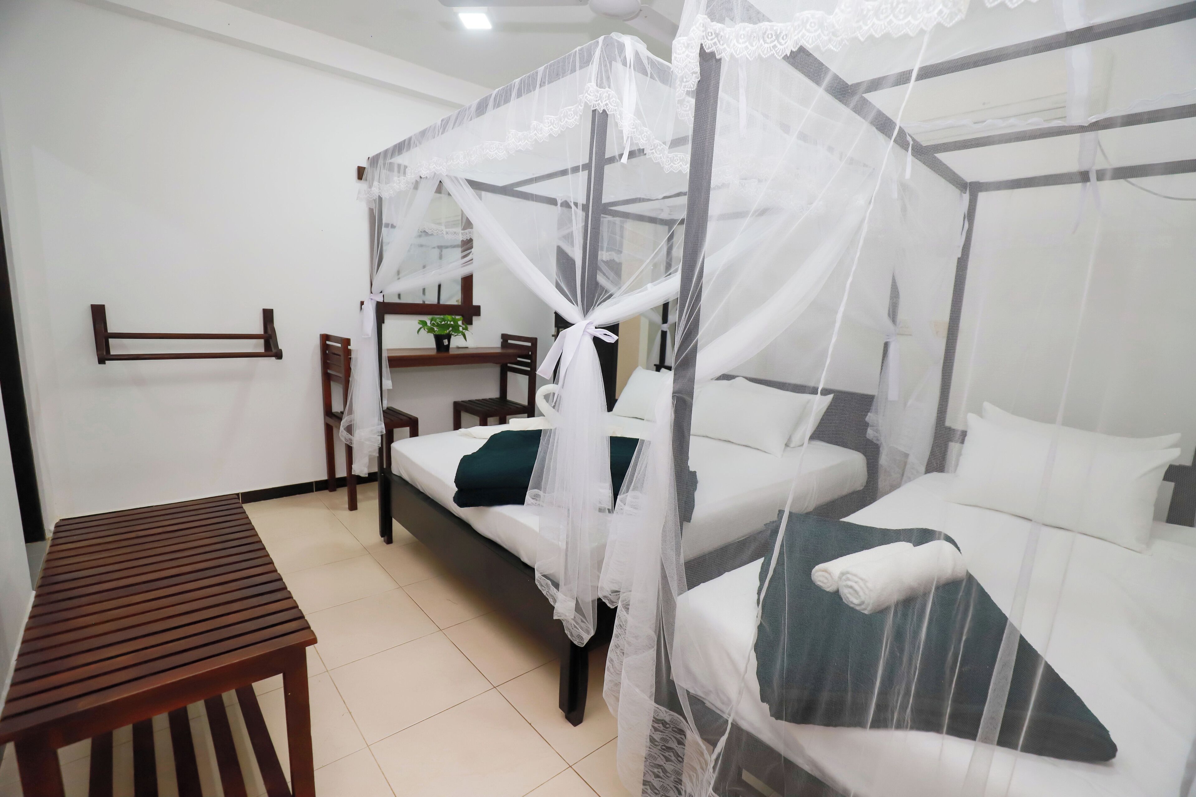 مكتب ومكواة/لوح كي وواي فاي مجانًا