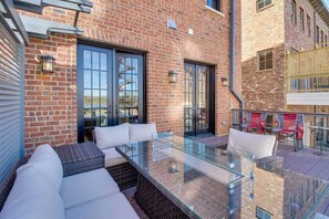 Interior - River Views, Historic Central Neighborhood, Luxury Townhome (Savannah)