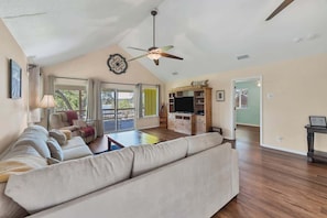 Interior - Lakeshore Escapes, on Canyon Lake Waterfront (Canyon Lake)