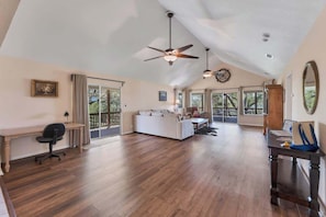 Interior - Lakeshore Escapes, on Canyon Lake Waterfront (Canyon Lake)