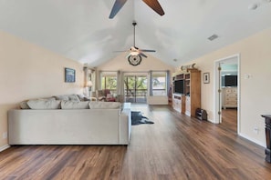 Interior - Lakeshore Escapes, on Canyon Lake Waterfront (Canyon Lake)