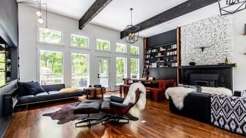 House (5 Bedrooms) | Interior