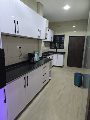 Microwave, oven, stovetop - Modern 3BR  Apartment with free unlimited wifi and free secured Parking (Lagos)