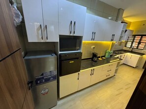 Unclassified image, 3 of 7, button - Modern 3BR  Apartment with free unlimited wifi and free secured Parking (Lagos)