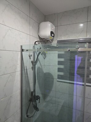 Douche, serviettes fournies, savon, papier toilette