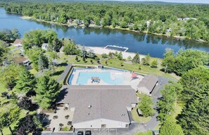 Exterior - Luxury Retreat With Jacuzzi, Fire Pit and Playroom (Tobyhanna)