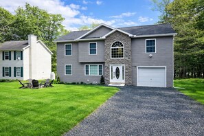 Exterior - Luxury Retreat With Jacuzzi, Fire Pit and Playroom (Tobyhanna)