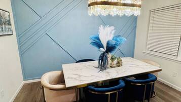 Casa, 4 quartos, acessível, sacada | Sala de jantar