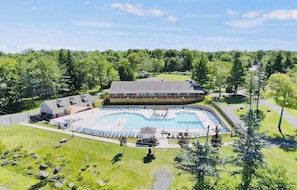 Una piscina al aire libre