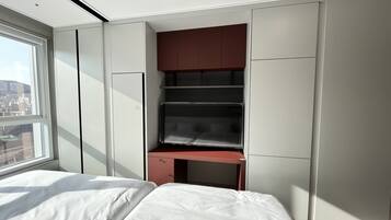 Habitación triple Deluxe, baño privado, vistas a la ciudad | Escritorio, cortinas opacas, tabla de planchar con plancha y wifi gratis