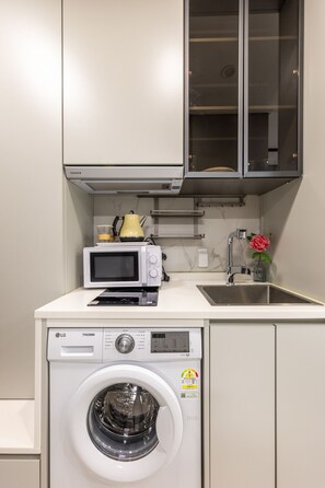 Deluxe Triple Room, Private Bathroom, City View | Private kitchen | Full-size fridge, microwave, stovetop, cookware/dishes/utensils