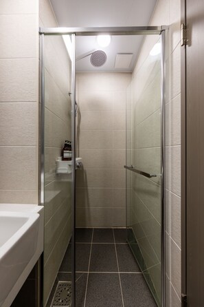 Habitación triple Deluxe, baño privado, vista a la ciudad | Baño | Regadera, secadora de cabello, toallas, jabón 