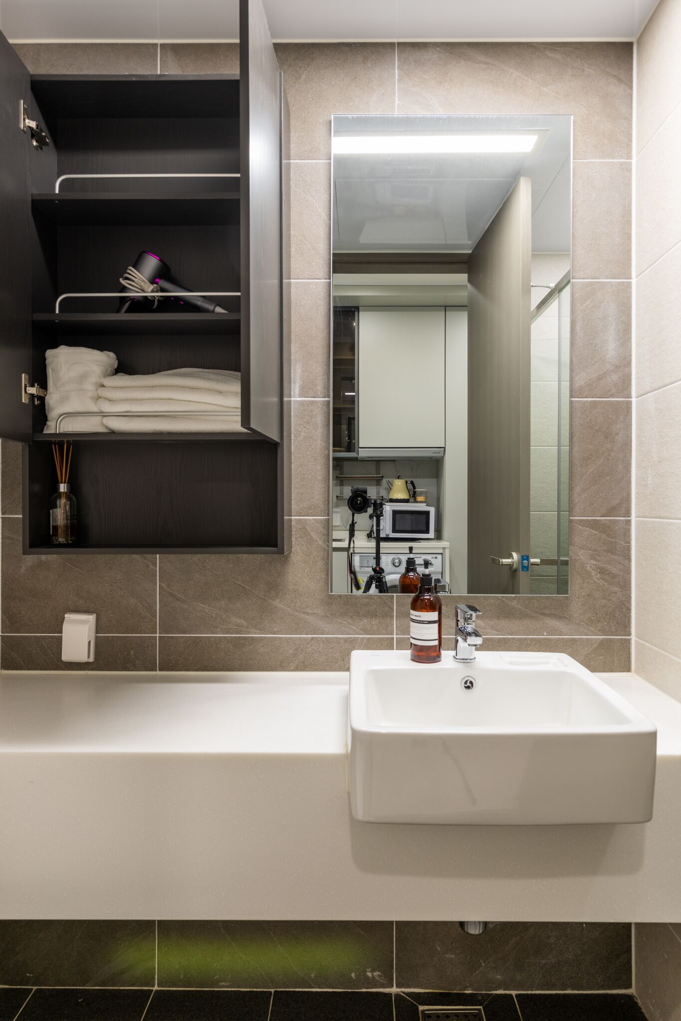 Phòng 3 Deluxe, phòng tắm riêng, quang cảnh thành phố | Phòng tắm | Buồng tắm vòi sen, máy sấy tóc, khăn tắm, xà phòng 