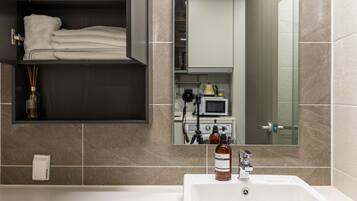 Habitación triple Deluxe, baño privado, vistas a la ciudad | Baño | Ducha, secador de pelo, toallas y jabón