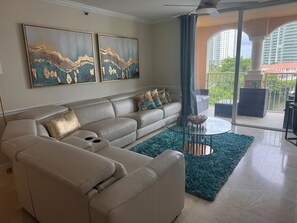 Smart TV - THE COASTAL ! GREAT 2BD 2BA APT WITH STUNNING VIEWS AT AVENTURA YACHT CLUB ! (Aventura)