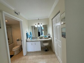 Jetted bath, hair dryer, towels, soap - THE COASTAL ! GREAT 2BD 2BA APT WITH STUNNING VIEWS AT AVENTURA YACHT CLUB ! (Aventura)