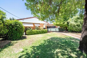 Exterior - Escape on Palmer - Warm Family Retreat, Firepit (Dubbo)