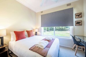 3 Schlafzimmer, Schreibtisch, Bügeleisen/Bügelbrett, Reisekinderbett
