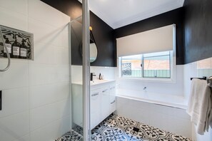 Shower, hair dryer, towels, soap - Escape on Palmer - Warm Family Retreat, Firepit (Dubbo)