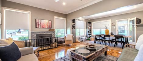 TV, lareira, escritórios