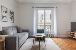 TV, stereo - Blueground | Saint-Philippe-du-Roule, view, nr Arc de Triomphe (Paris)