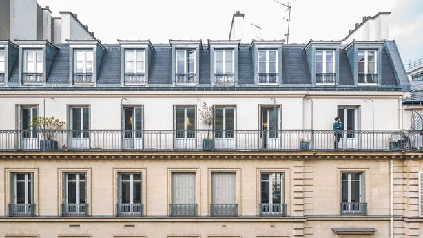 A multi-story building with a classic architectural style, featuring balconies with metal railings and potted plants. - Blueground | Saint-Philippe-du-Roule, view, nr Arc de Triomphe (Paris)