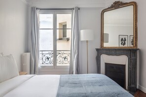 3 bedrooms, iron/ironing board, WiFi, bed sheets - Blueground | Saint-Philippe-du-Roule, view, nr Arc de Triomphe (Paris)