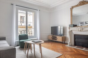 TV, stereo - Blueground | Saint-Philippe-du-Roule, view, nr Arc de Triomphe (Paris)
