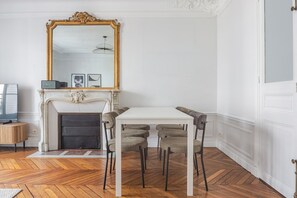 Dining - Blueground | Saint-Philippe-du-Roule, view, nr Arc de Triomphe (Paris)