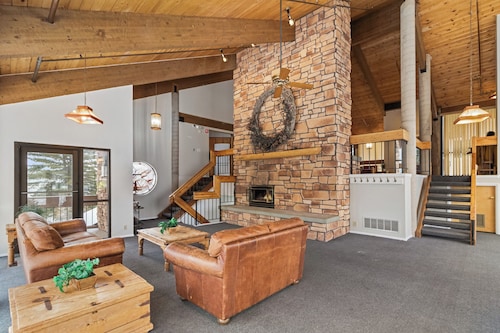 Powderwood | Mountain-View Top-Floor Condo, Vaulted Ceilings