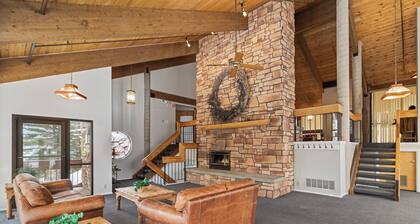 Powderwood | Mountain-View Top-Floor Condo, Vaulted Ceilings