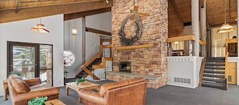 Powderwood | Mountain-View Top-Floor Condo, Vaulted Ceilings