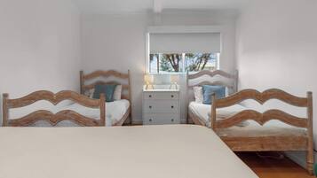 3 slaapkamers, een strijkplank/strijkijzer, wifi, beddengoed