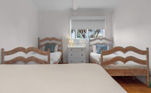 3 slaapkamers, een strijkplank/strijkijzer, wifi, beddengoed