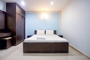 Habitación estándar, 1 cama de matrimonio grande | Escritorio y wifi gratis