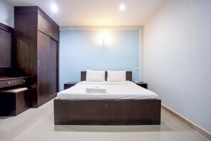 Escritorio, wifi gratis y ropa de cama