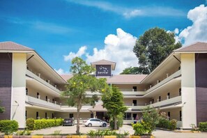 Front of property - Baan Mak Mai Hotel (Sisaket)