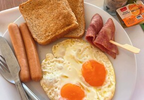 Se ofrece un desayuno continental (500 THB por persona)