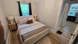 2 slaapkamers, een strijkplank/strijkijzer, internet, beddengoed