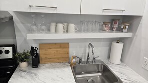 Microondas, horno, placa de cocina y lavavajillas