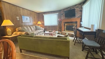 Smart-tv, eldstad, bordsfotboll och böcker